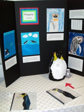 Mimi display with sculpted figures b